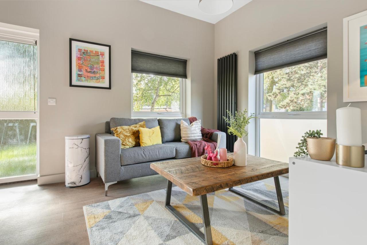 Brand New 1-bed Flat With Free Parking Holiday home